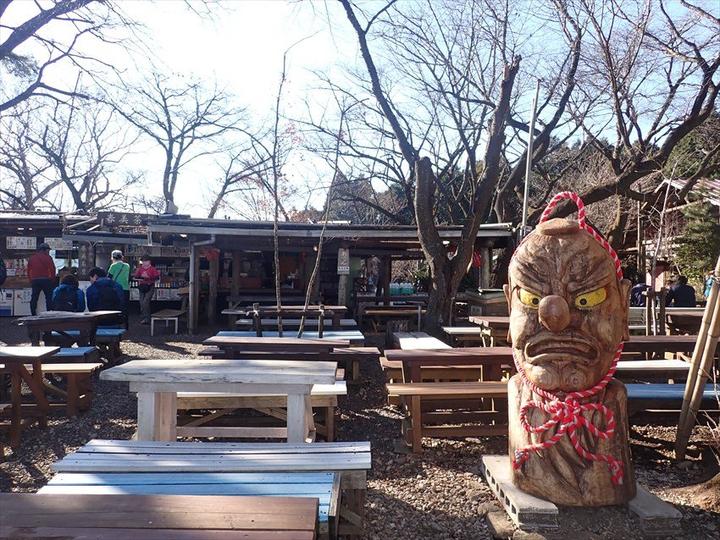 城山の山頂の茶屋と新たな天狗像