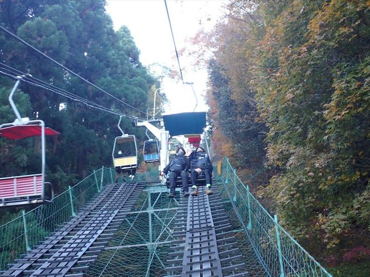 ケーブルカーではなくリフトで下る。寒い！