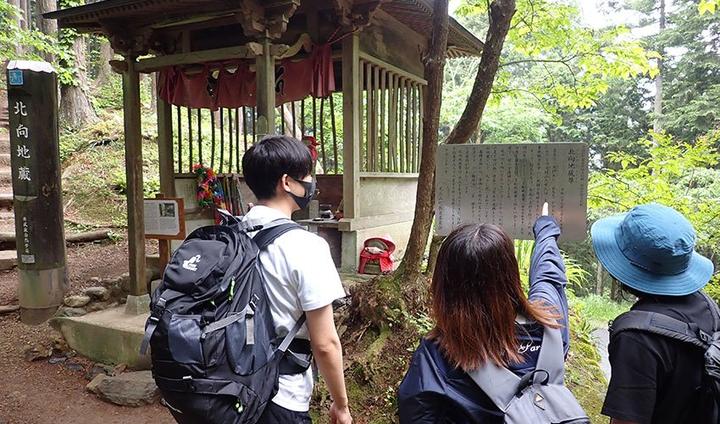 北を向いて立っている北向地蔵尊。縁起地蔵として親しまれている