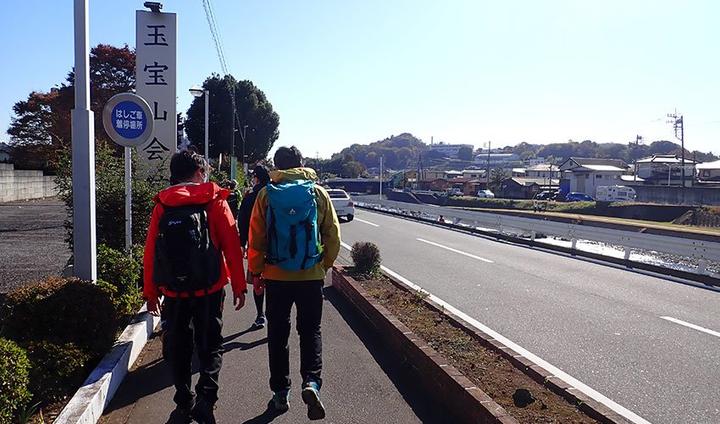 駅からは川沿いのひらけた道を行く