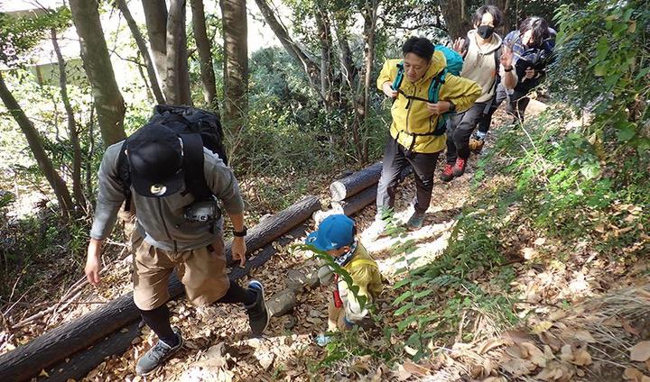 落ち葉を踏みしめながら登る