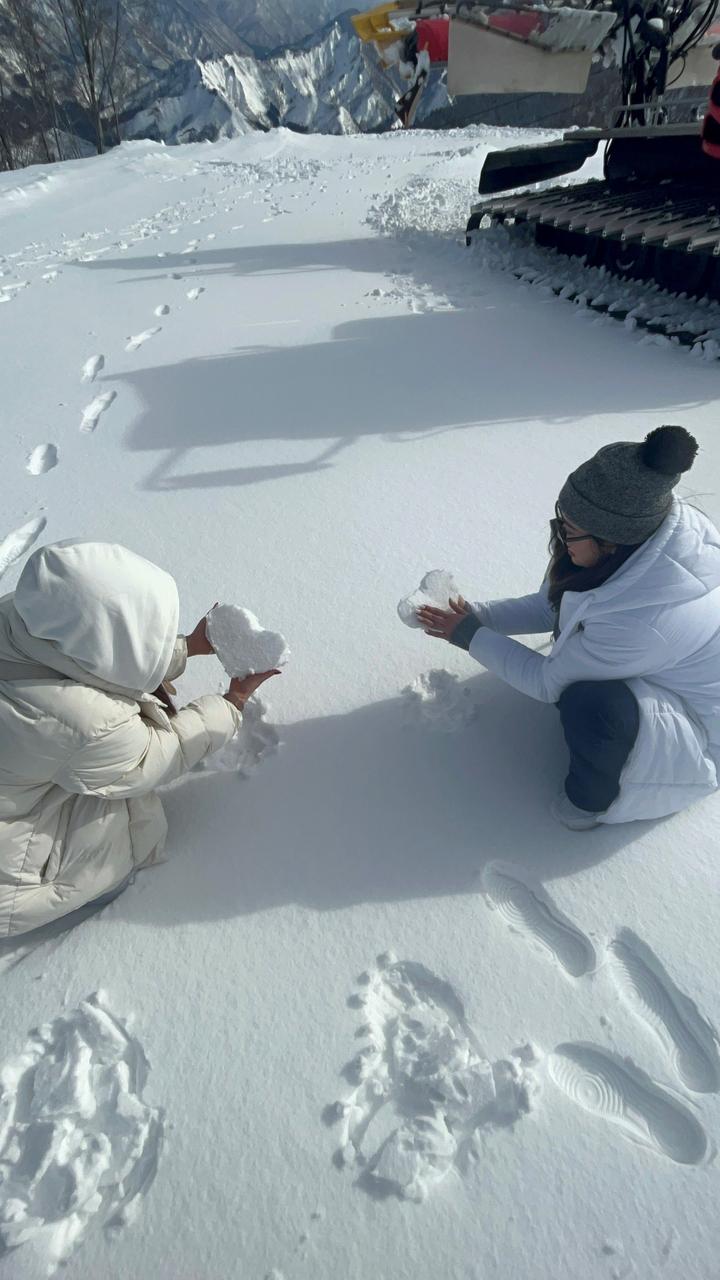 ゲレンデの雪でハートづくり！意外とむずかしい…