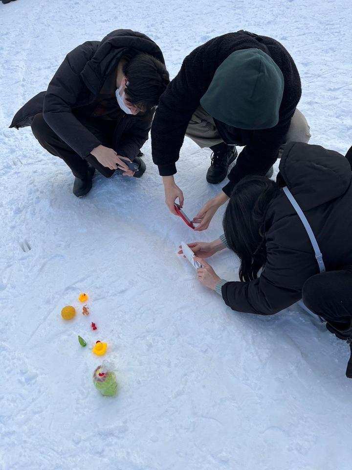 射的の景品と雪景色で映え写真撮影！