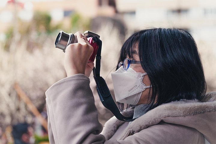 赤いおしゃれなカメラを使って撮るメンバー