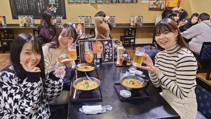 ビール片手に魚沼ラーメン。疲れた身体に染み渡る一杯！