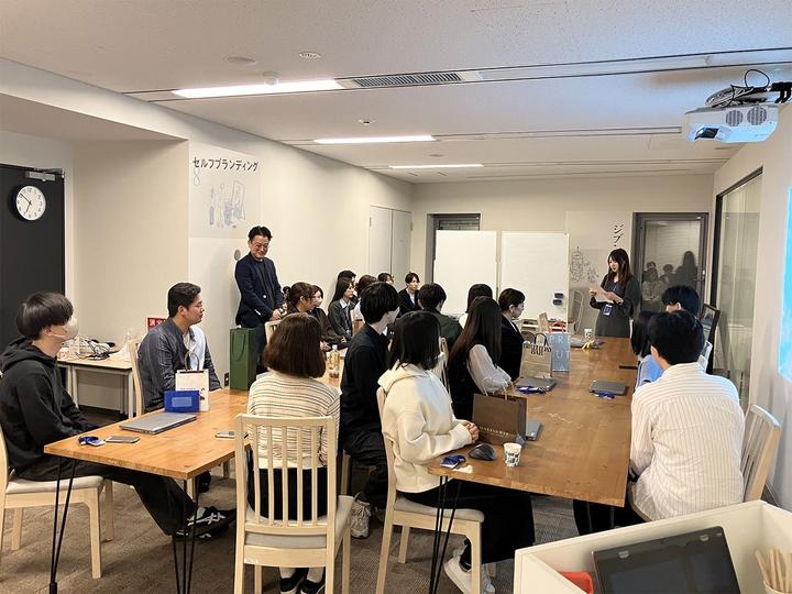 新卒一年目のメンバーも式を見学。メンター代表者からのアドバイスを受け取りました