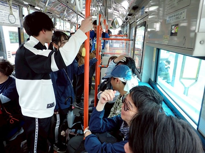 車内での様子。近くにいる同僚と会話