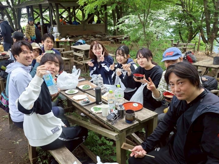 持参したお弁当と一緒に茶屋の温かい食事を楽しむ