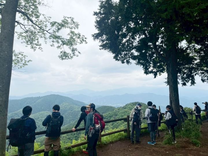 城山と高尾山などの山並みを眺める