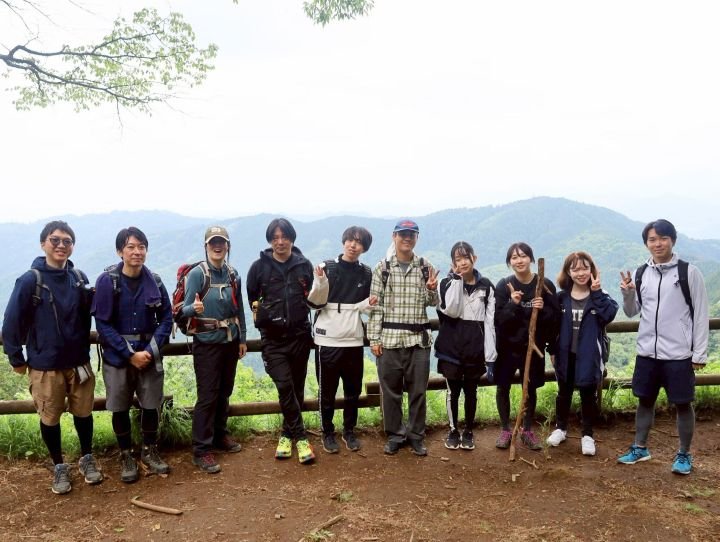 山の稜線をバックに、全員でもう一枚