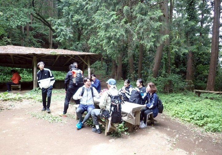 とても楽しそうな下山途中の休憩