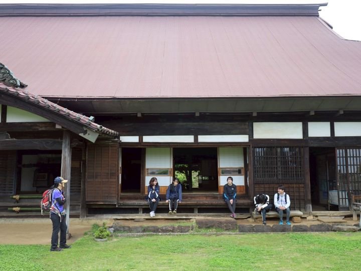 県指定重要文化財の縁側で休む