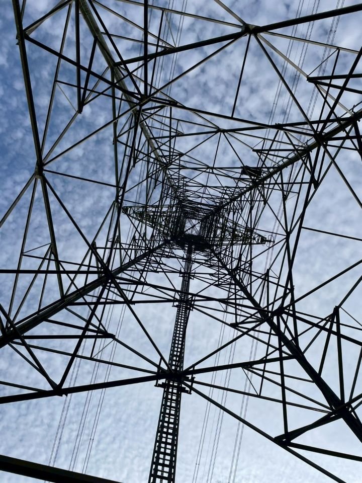 鉄塔を見上げる