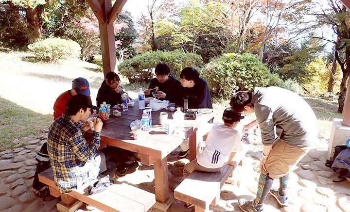 山の上で食べるカップ麺は最高